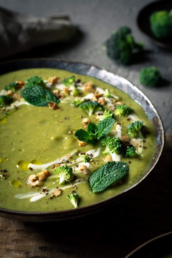 Hier ist eine Brokkoli_Cremesuppe zu sehen, welche sich durch perfektes Food Styling auszeichnet.