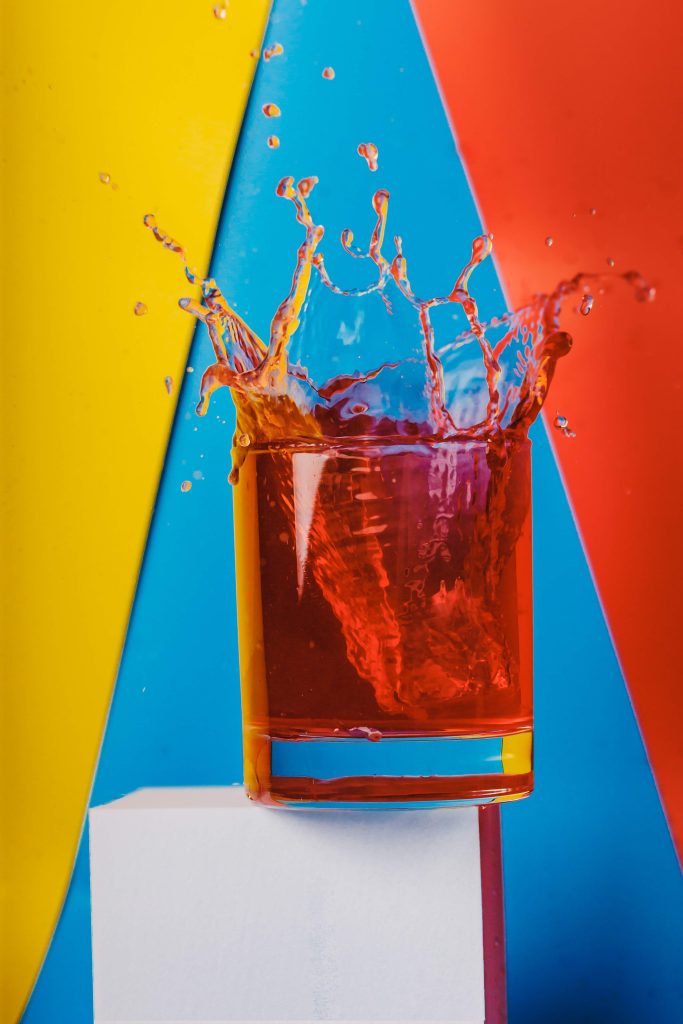 Stefanie Pölzl-Huemer hat einen roten Drink als Action Shot fotografiert. Man sieht, wie der Splash des Getränks in alle Richtungen spritzt.